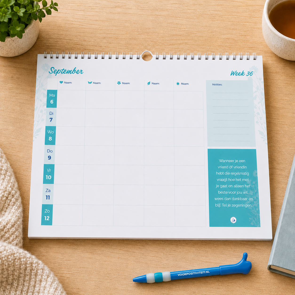 Opengeslagen Familieplanner 2027 week 36 met pen