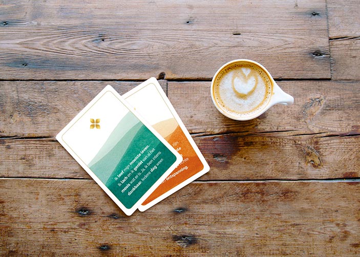 Affirmatiekaarten met een kop koffie