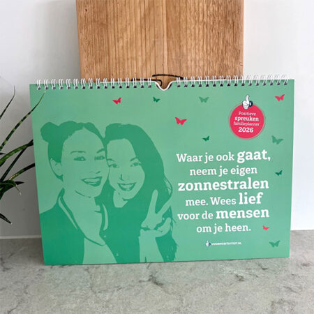 Familieplanner 2026 staand op keukenblad