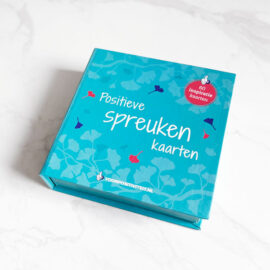 Positieve-spreukenkaarten-liggend Positieve spreuken doosje op tafel
